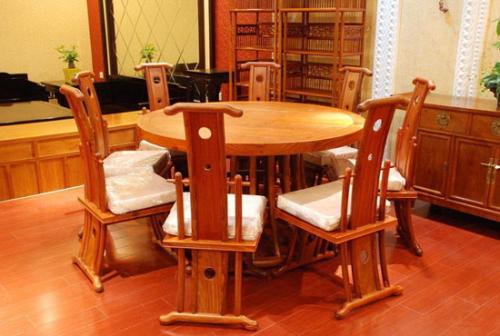 紅木家具擦漆與燙蠟?zāi)姆N更適合使用